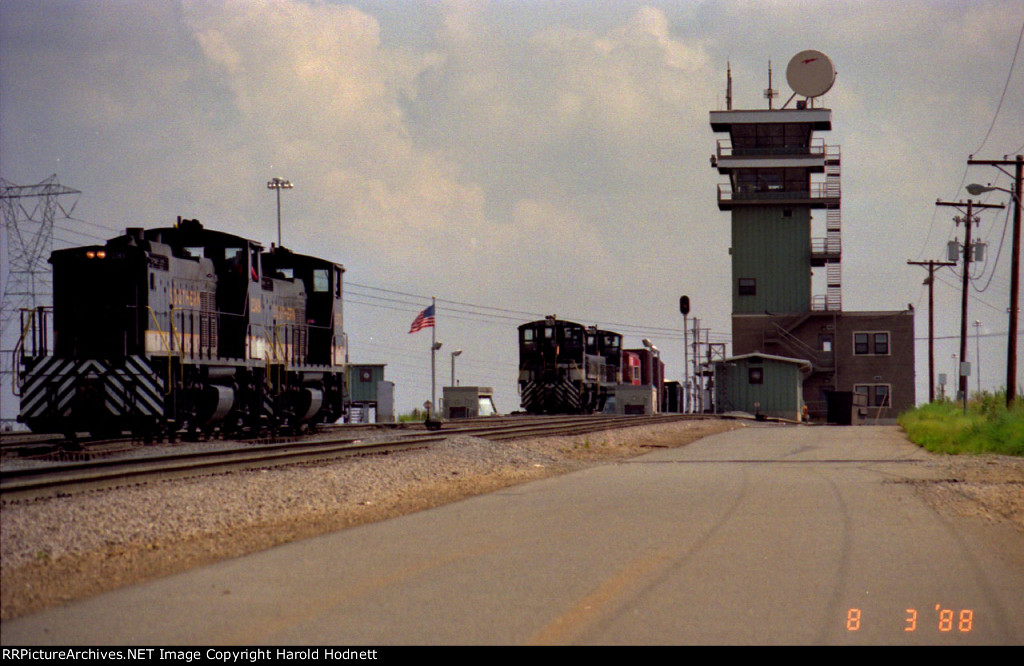 SOU 2349and 3 other switchers head up the hump